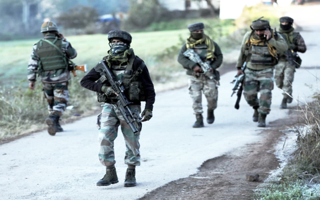 Jammu Kashmir: राजौरी में आतंकियों और सेना के बीच मुठभेड़, 1 आतंकी ढेर, सील किया गया इलाका