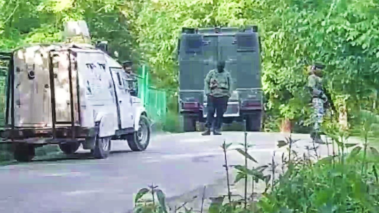 जम्मू-कश्मीर : कुलगाम में सुरक्षा बलों के साथ मुठभेड़ में दो आतंकवादी ढेर