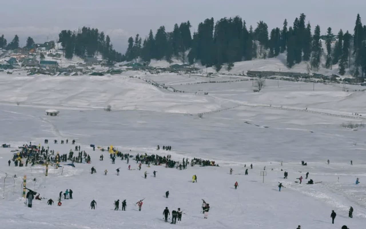 कश्मीर में दिखी पर्यटकों की भीड़, बर्फ और धूप का आनंद लेते दिखे लोग, देखें तस्वीरें