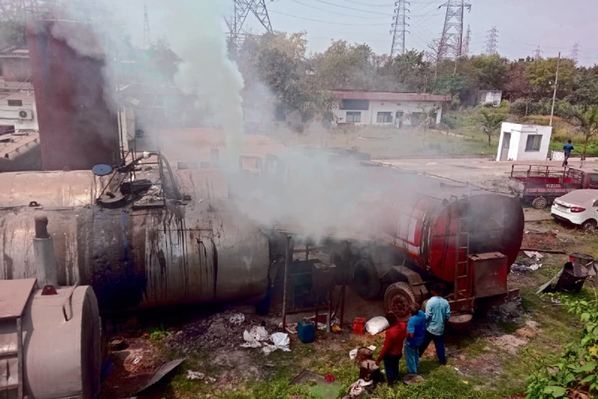 जमशेदपुर के इस इलाके के लोग अलकतरा फैक्ट्री के धुएं से परेशान, सांस लेना हुआ मुश्किल