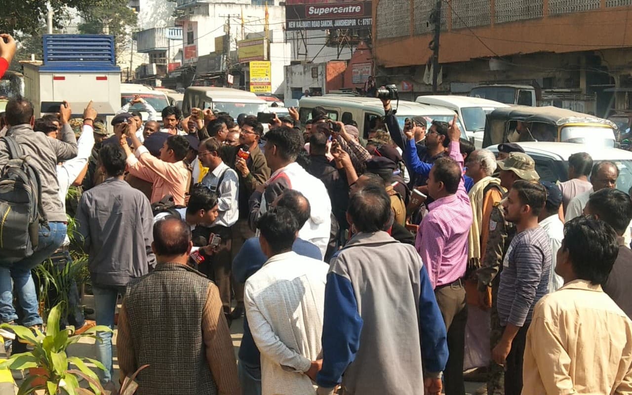 जमशेदपुर में भाजपा-कांग्रेस समर्थकों की भिड़ंत, हंगामे की भेंट चढ़ा खुदीराम बोस चौक का उद्घाटन समारोह