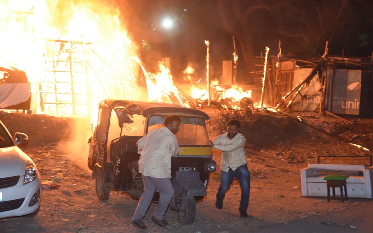 जमशेदपुर में फायरिंग, पथराव व आगजनी के बाद इंटरनेट सेवा ठप, धारा 144 लागू, SSP घायल, 60 से अधिक अरेस्ट