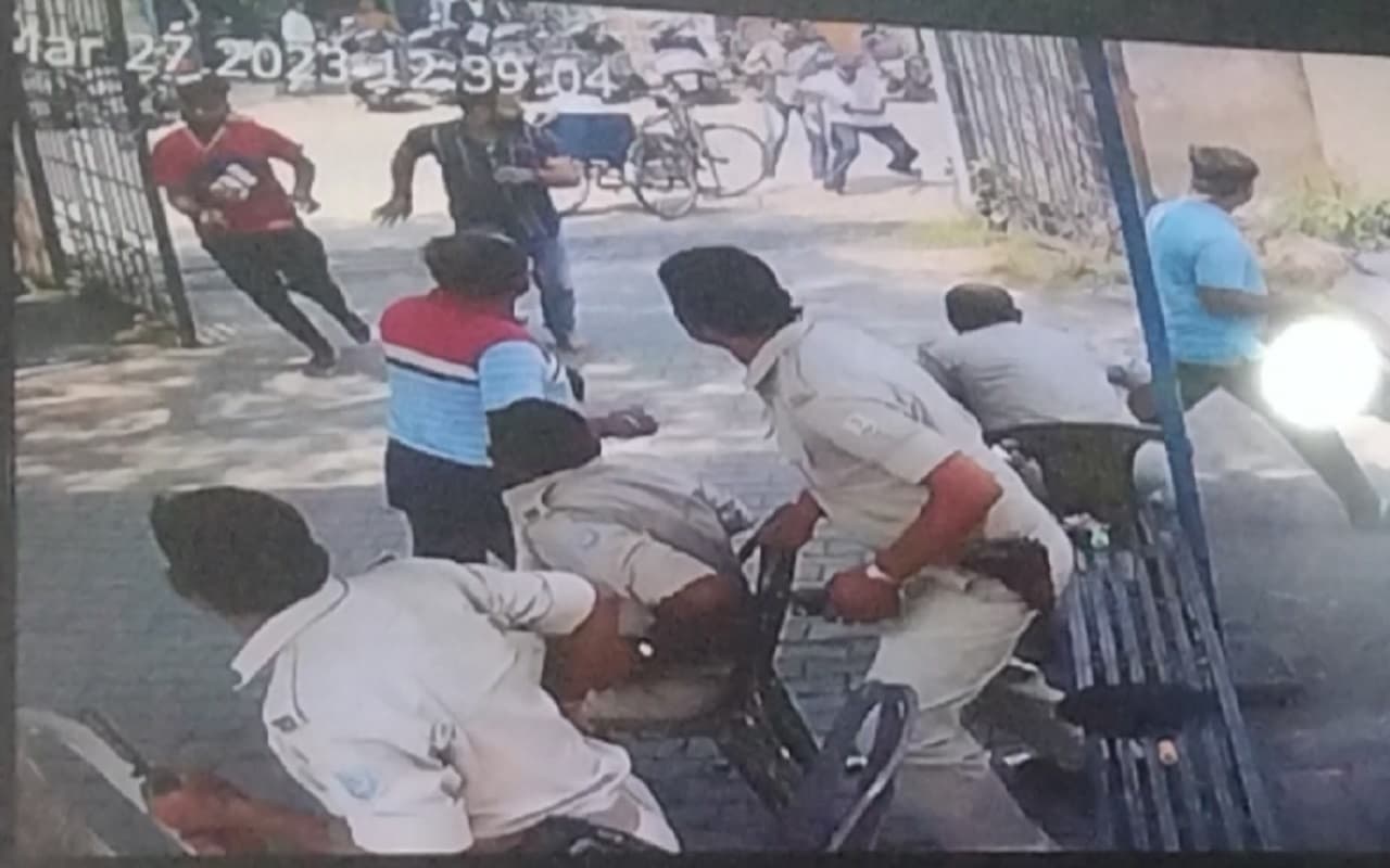 झारखंड: मनप्रीत की हत्या का बदला लेने के लिए जमशेदपुर कोर्ट के गेट पर नवीन पर की गयी थी फायरिंग, 3 अरेस्ट झारखंड: मनप्रीत की हत्या का बदला लेने के लिए जमशेदपुर कोर्ट के गेट पर नवीन पर की गयी थी फायरिंग, 3 अरेस्ट
