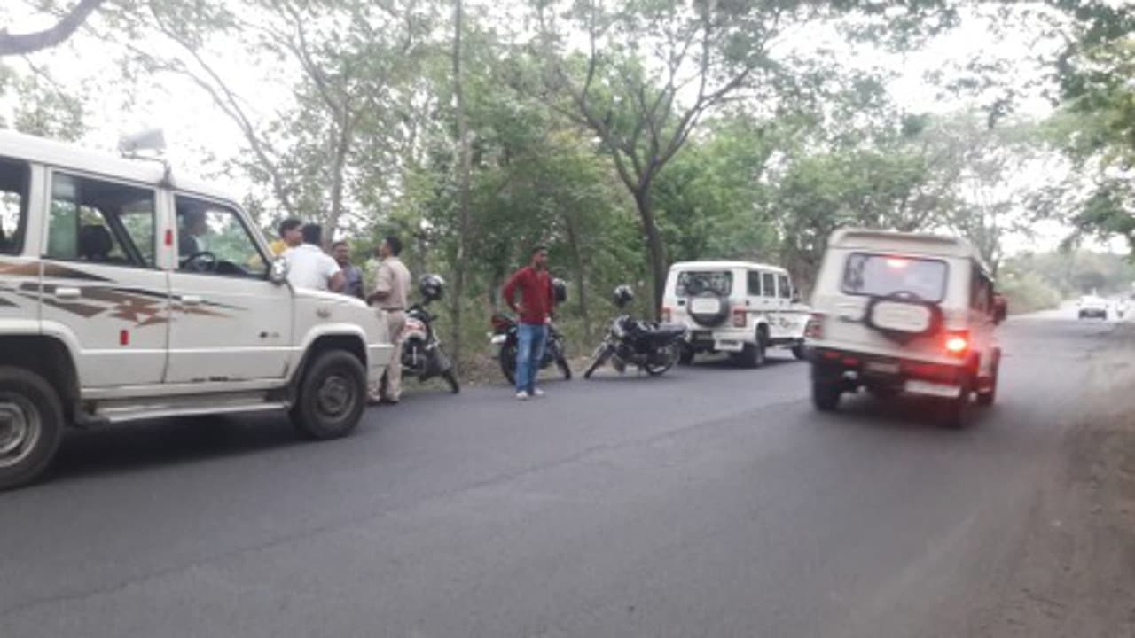 गोरखपुर में पान-गुटखा, खैनी खाकर सड़क पर थूकने वालों को निगम करेगा सम्मानित, फूल माला पहनाकर खींचा जाएगा फोटो गोरखपुर में पान-गुटखा, खैनी खाकर सड़क पर थूकने वालों को निगम करेगा सम्मानित, फूल माला पहनाकर खींचा जाएगा फोटो