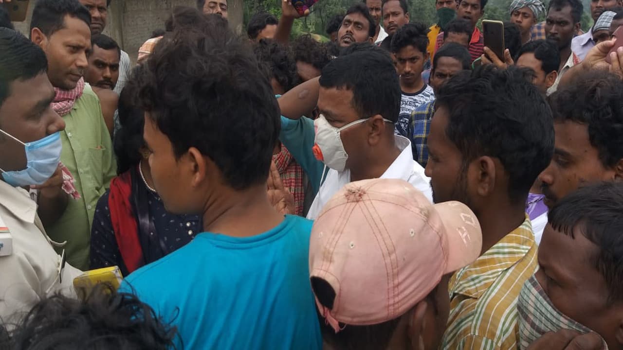 जामताड़ा के फतेहपुर में जंगली हाथी ने पति-पत्नी को कुचला, 2 घंटे बाद रेंजर के पहुंचने पर उग्र हुए ग्रामीण, बनाया बंधक