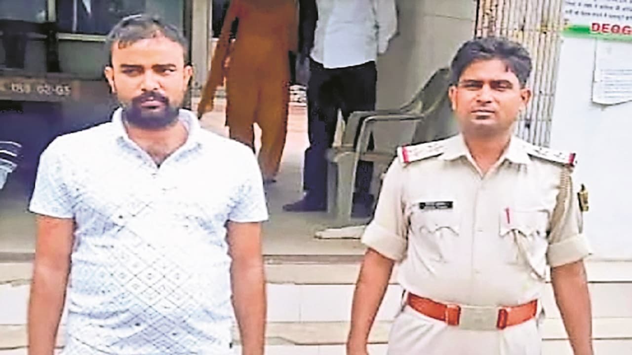 Bihar: जमुई एसपी शौर्य सुमन को फोन पर मिली धमकी, मोबाइल लोकेशन का पता कर देवघर से  किया गया गिरफ्तार