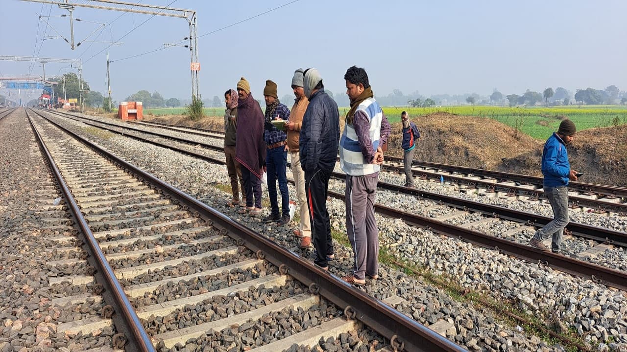 Bihar: जमुई के गिद्धौर रेलवे स्टेशन पर दो शवों के मिलने से सनसनी, ट्रेन की चपेट में आने से मौत की आशंका
