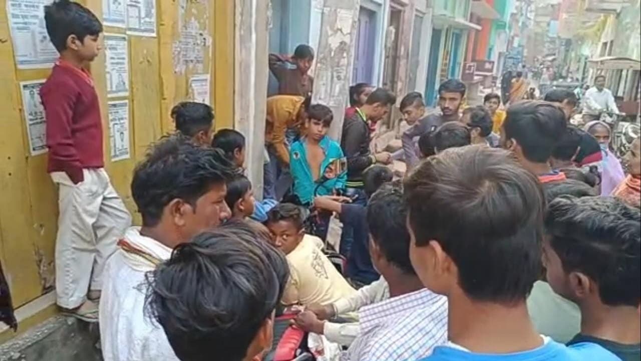 Bihar News: जमुई में चोरी के आरोप में नाबालिग को पोल से बांधकर पीटा, सोशल मीडिया पर वीडियो वायरल