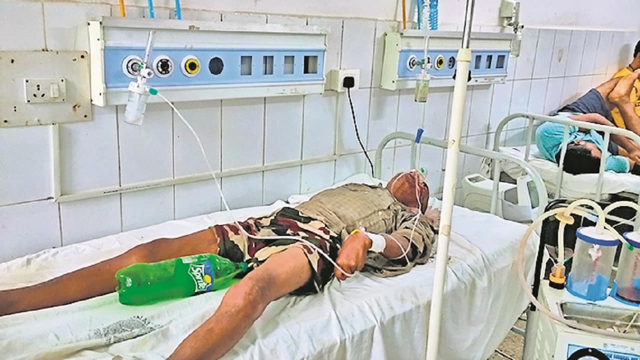 बिहार: यूरिन बैग की जगह स्प्राइट की बोतल, जमुई सदर अस्पताल में ट्रेन से गिरे जख्मी का जुगाड़ से किया इलाज