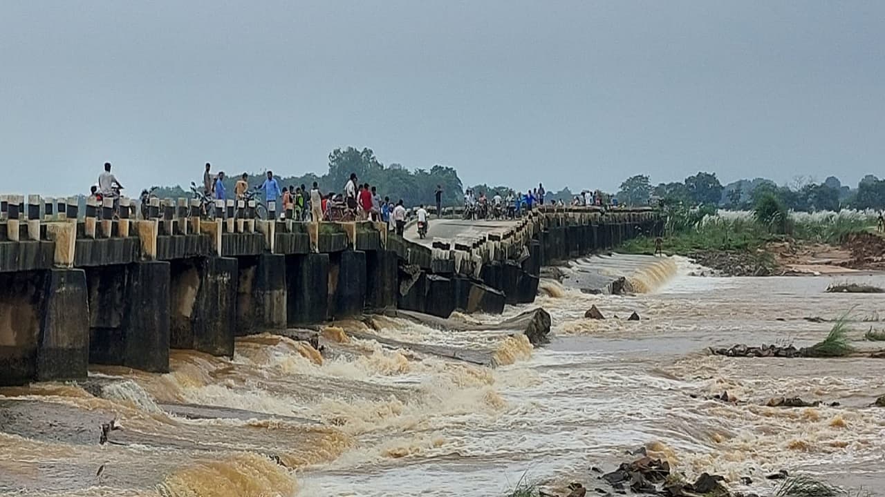 VIDEO: बिहार के जमुई में काजवे पुल के कई पाये धंसे, लोगों की पड़ी नजर तो फौरन बंद कराया गया आवागमन