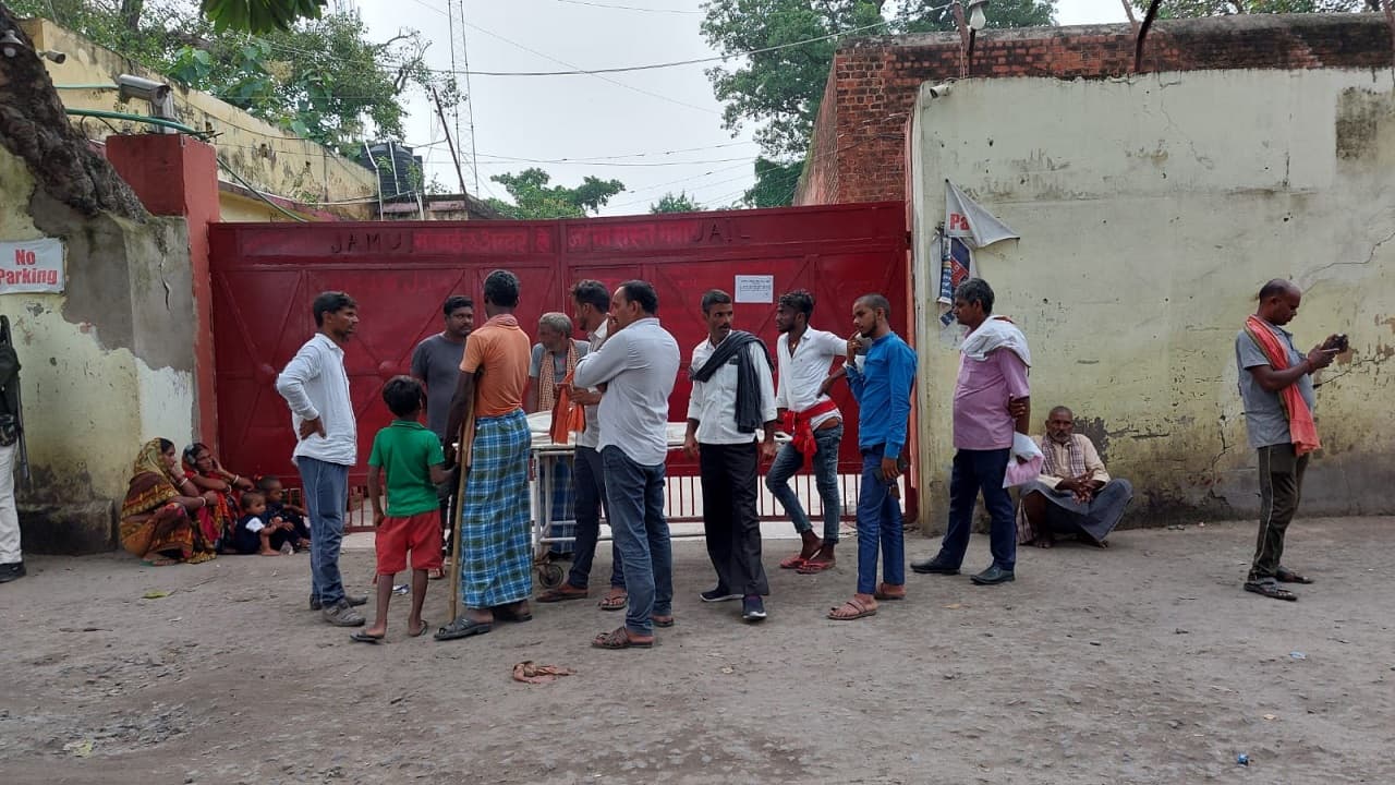 जमुई जेल में शराब तस्करी के आरोप में बंद था कैदी, अचानक हो गयी मौत, परिजनों ने लगाया मारपीट का आरोप