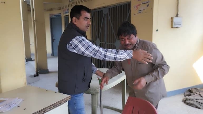 माफ कर दीं, हमर मेहरारू वास्ते..., एक सप्ताह में दूसरी बार नशे में मिला स्वास्थ्यकर्मी, भेजा गया जेल
