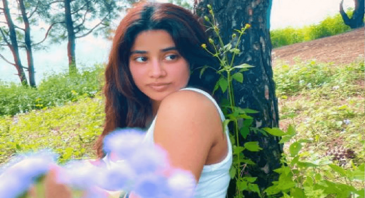 VIDEO: कभी फूलों तो कभी पानी को निहारते दिखी Janhvi Kapoor, एक्ट्रेस का अंदाज देख फैंस बोल पड़े- बिजली