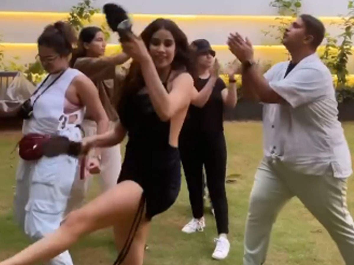 हाथ में सैंडल लेकर जाह्नवी कपूर ने दोस्तों संग किया शानदार डांस, VIDEO हुआ वायरल हाथ में सैंडल लेकर जाह्नवी कपूर ने दोस्तों संग किया शानदार डांस, VIDEO हुआ वायरल