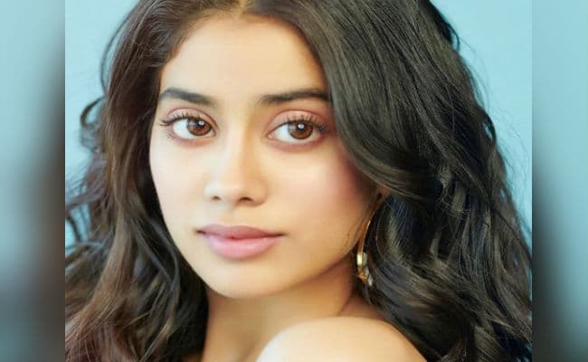 जाह्नवी कपूर ने कराया ब्राइडल फोटोशूट, सुरजमुखी के फूलों के बीच इस तरह पोज देती दिखीं एक्‍ट्रेस