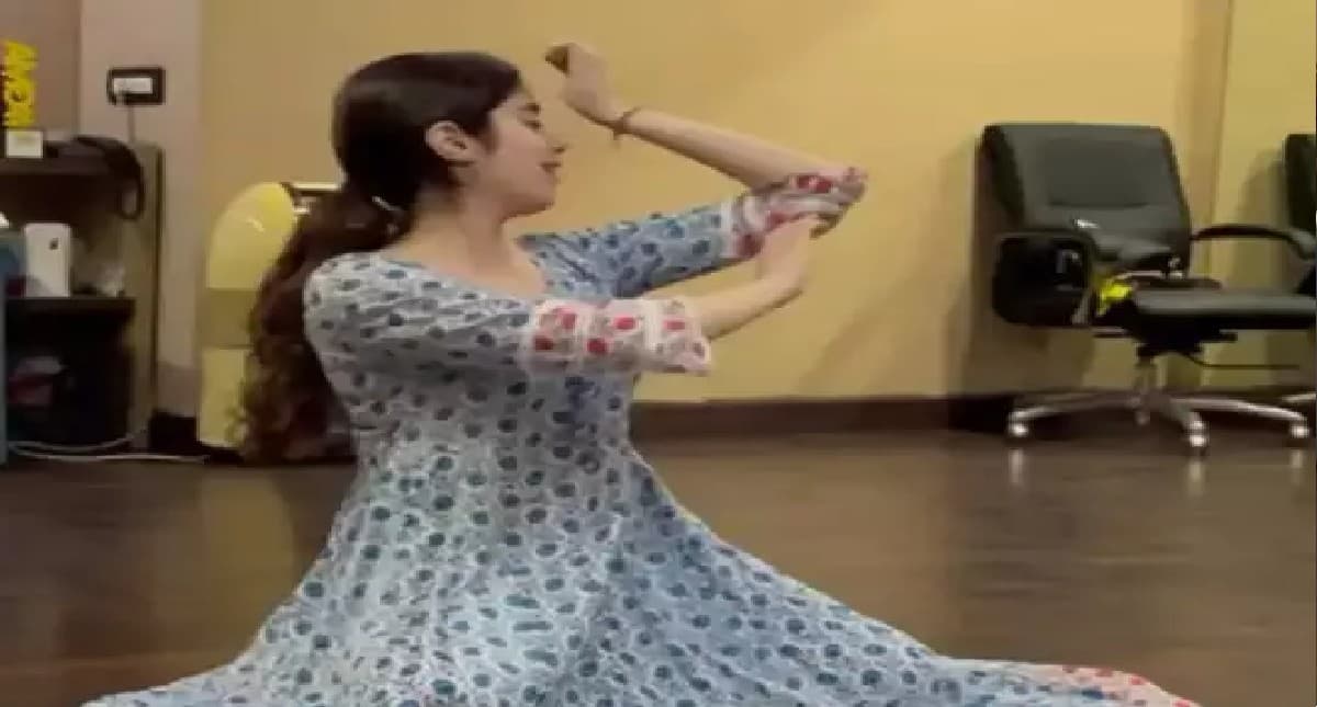 Janhvi Kapoor का वीडियो चर्चा में, रेखा के गाने 'इन आंखों की मस्ती' पर एक्ट्रेस ने दिए कमाल के एक्सप्रेशन