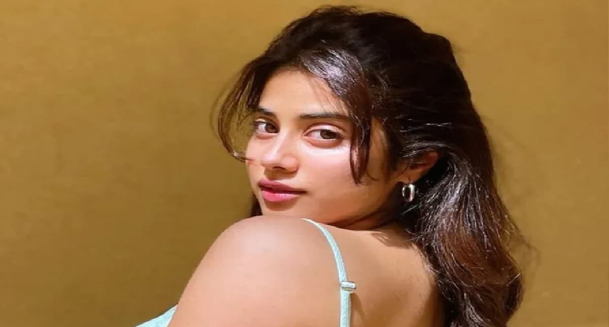 जान्हवी कपूर ने पहना रिवीलिंग बैकलेस ड्रेस तो हो गई ट्रोल, यूजर्स बोले - उर्फी जावेद का टॉप ; VIDEO