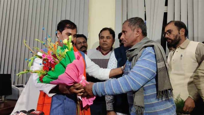 Bihar News: बिहार सरकार के मंत्री के स्वागत में नहीं पहुंचा कोई अधिकारी, चपरासी से गुलदस्ता लेकर अफसरशाही के खिलाफ किया एलान