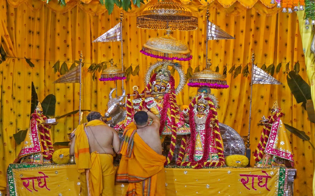 देशभर में कृष्णाष्टमी की धूम, मंदिर से लेकर सड़कों पर दही हांडी तक, देखें नंद लाला की मोहक तसवीरें