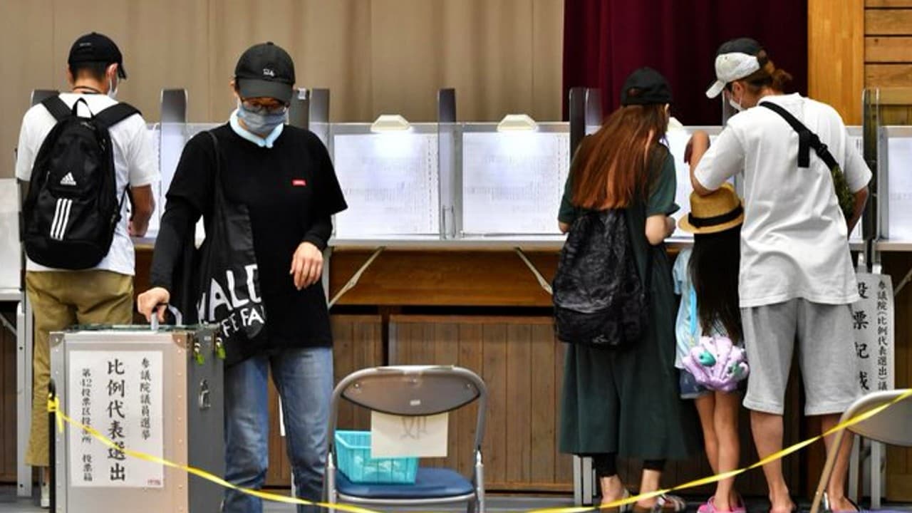 शिंजो आबे की हत्या की पृष्ठभूमि में जापान की सत्तारूढ़ पार्टी जीत की ओर अग्रसर