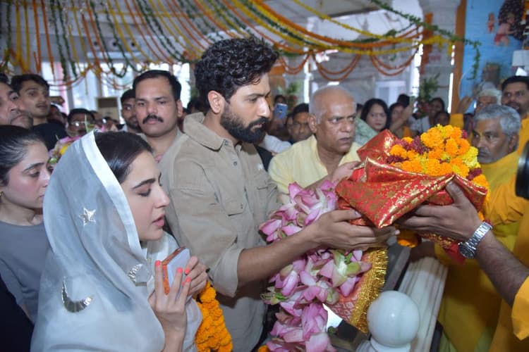 New Film: 'जरा हटके जरा बचके' के प्रमोशन के लिये लखनऊ पहुंचे विक्की-सारा, हनुमान सेतु मंदिर में माथा टेका