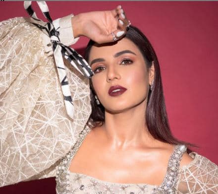 मास्क नहीं लगाने पर जैस्मिन भसीन का कटा चालान, पैपराजी को पोज देते हुए किया खुलासा