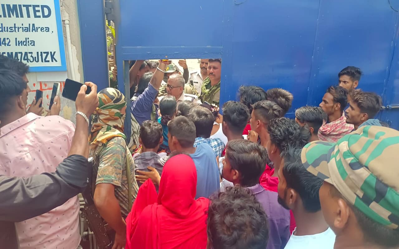 झारखंड : देवघर के जसीडीह में आयरन फैक्ट्री की भट्ठी में ब्लास्ट, मजदूर की मौत पर जमकर हुआ हंगामा