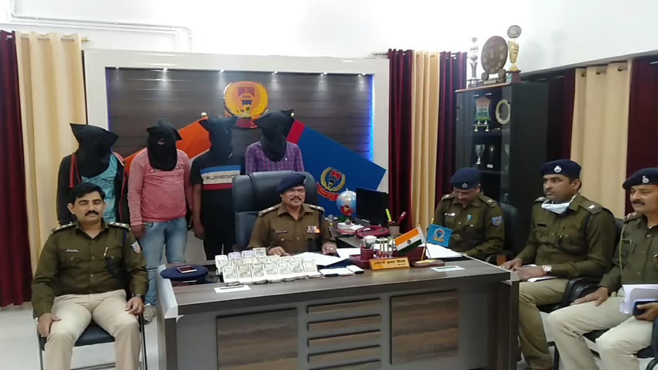 Jharkhand Crime News : देवघर के जसीडीह में पेट्रोल पंप कर्मी से लूटकांड का खुलासा, 4 आरोपी गिरफ्तार, जानें बिहार- बंगाल कनेक्शन