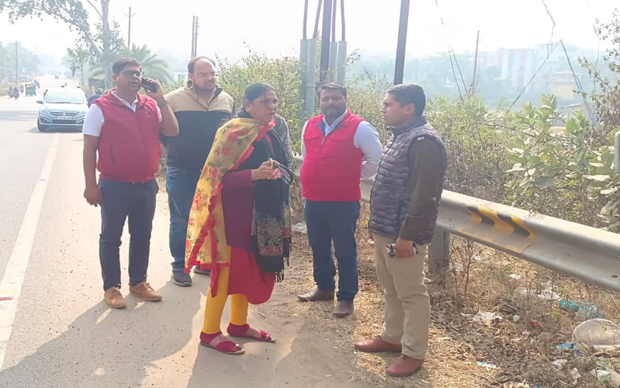 देवघर- जसीडीह मुख्य मार्ग पर पुलिस वर्दी पहने अपराधियों ने की एक महिला से 4.50 लाख के जेवर की ठगी