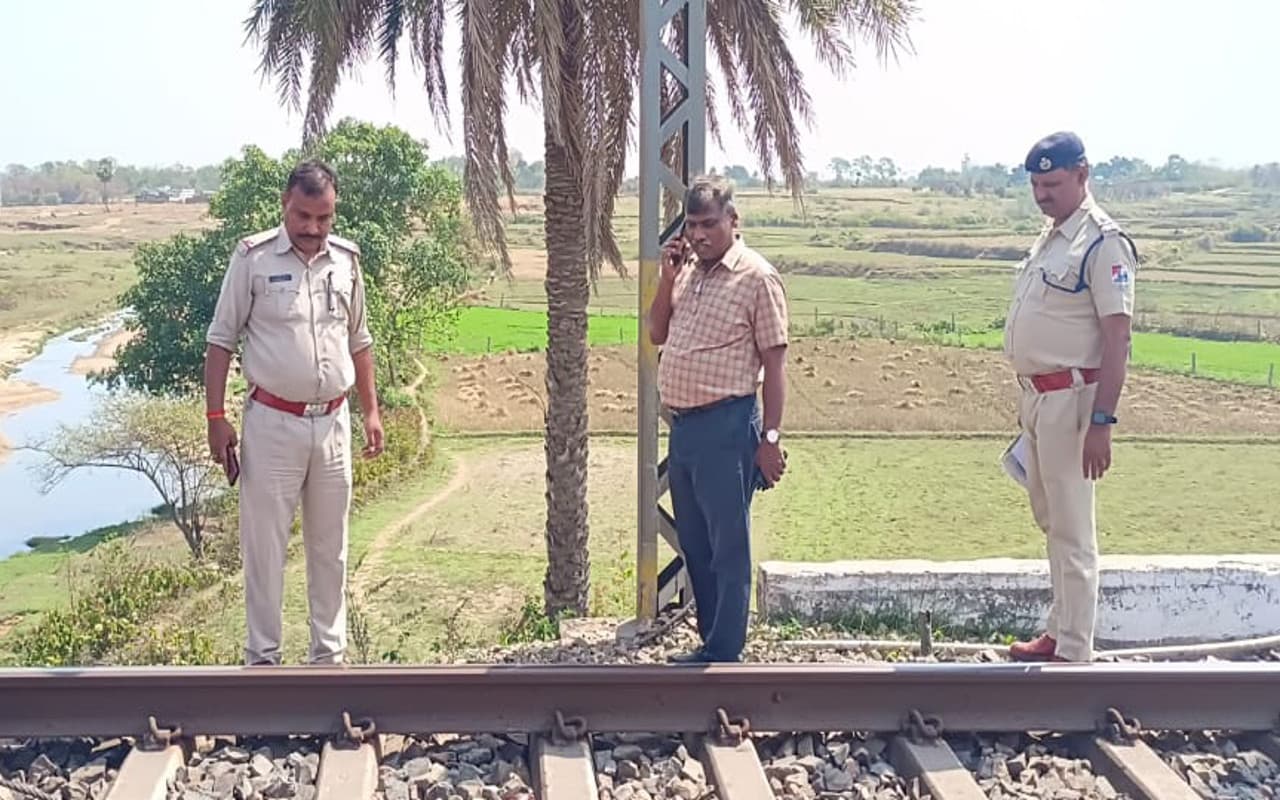 झारखंड : देवघर में ट्रेन की चपेट में आने से बिहार के दो युवक की मौत, घंटों डाउन लाइन की गाड़ियां खड़ी रही