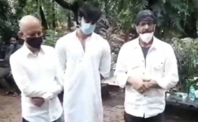 VIDEO : दुख की घड़ी में भी फोटोग्राफर्स का हाल पूछना नहीं भूले जावेद जाफरी, लोग कर रहे तारीफ