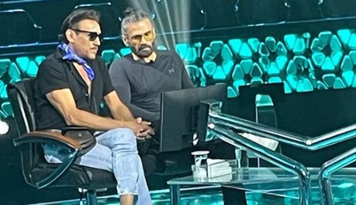 KBC 13: अमिताभ बच्चन ने पूरी की जैकी श्रॉफ की विश, गिफ्ट की अपनी डिजाइनर ऑटोग्राफ्ड बो टाई, देखें PHOTOS