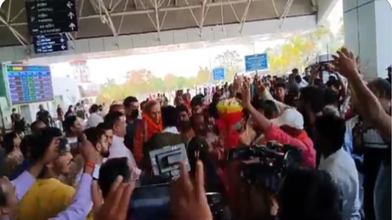 Jharkhand News: रांची के बिरसा मुंडा एयरपोर्ट पर बीजेपी व कांग्रेस के कार्यकर्ता आपस में भिड़े, ये है वजह