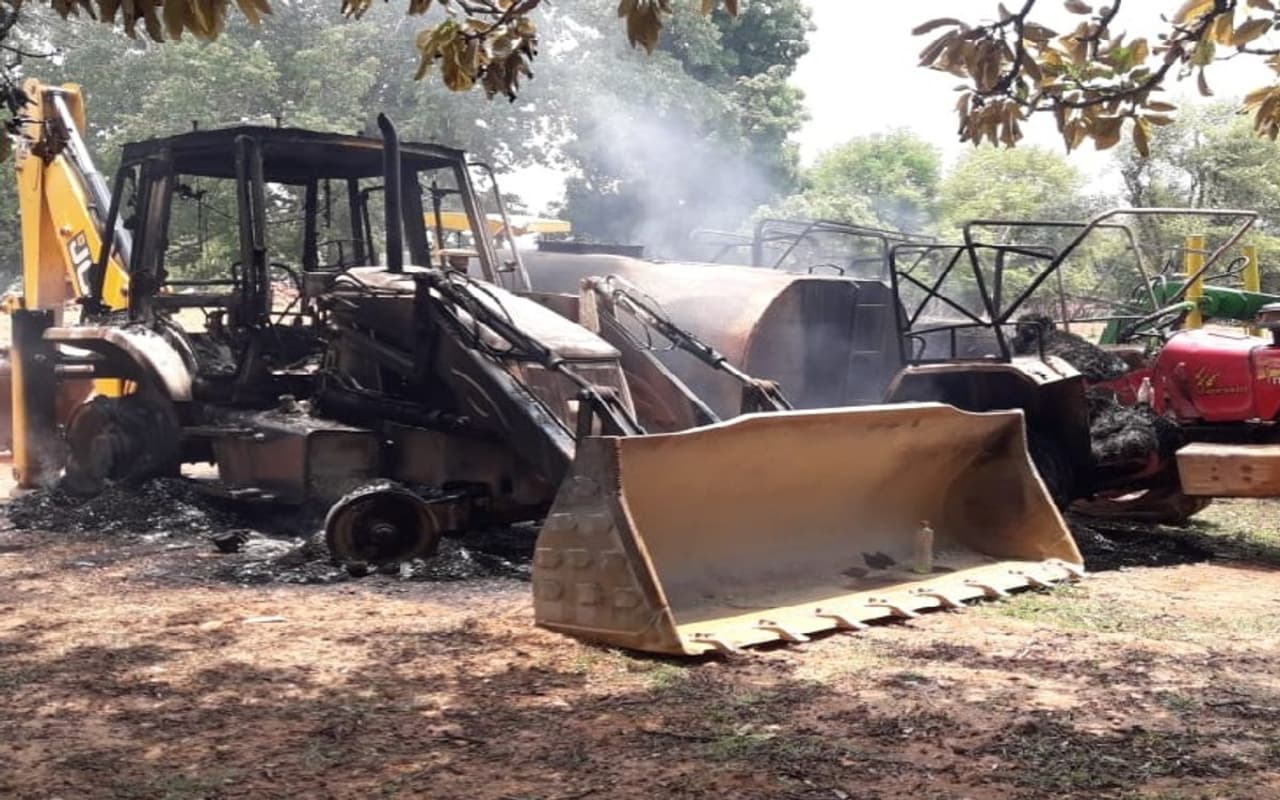 छत्तीसगढ़ में सड़क निर्माण कार्य में शामिल तीन मशीनों को नक्सलियों ने जलाया