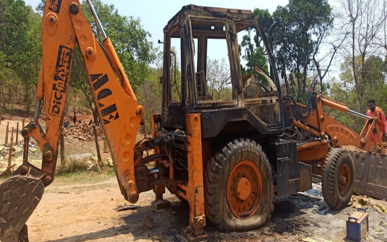 पश्चिमी सिंहभूम में अपराधियों ने सड़क निर्माण कार्य में लगी JCB मशीन को किया आग के हवाले