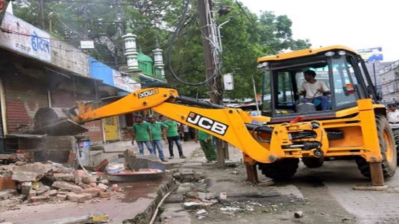 पटना जंक्शन से जीपीओ गोलंबर के बीच अब फर्राटे से दौड़ेंगी गाड़ियां, प्रशासन ने सड़क किनारे से हटाया अतिक्रमण