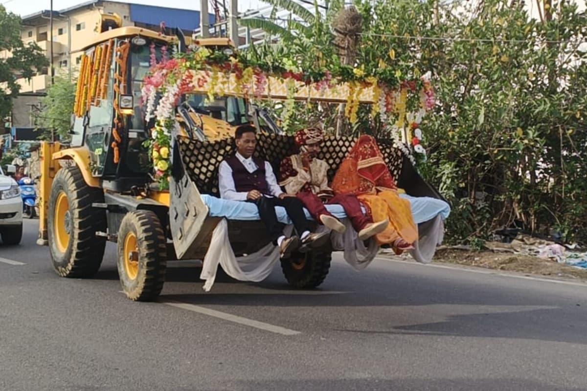 PHOTOS: रांची में एक शादी ऐसी, जेसीबी से दुल्हन को लेने पहुंचा दूल्हा