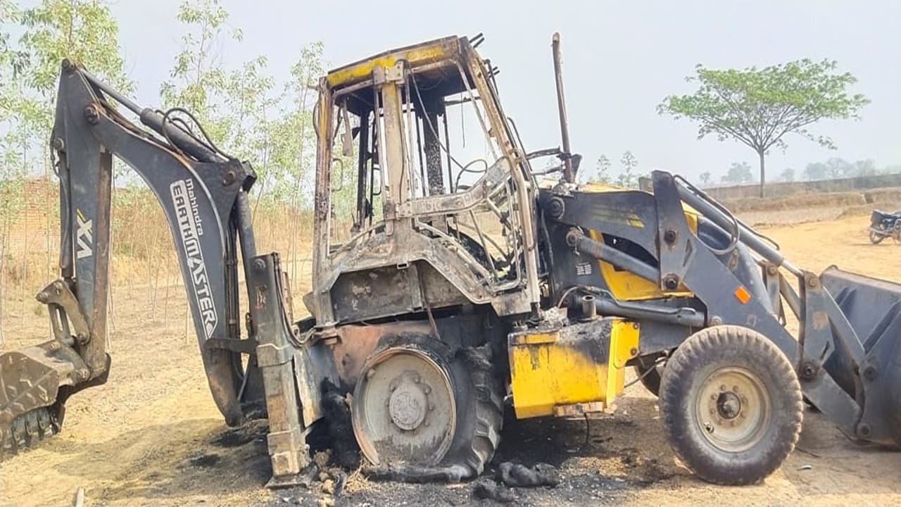 झारखंड के रामगढ़ में नक्सलियों ने कई वाहनों में लगायी आग, जानें क्या है पूरा मामला