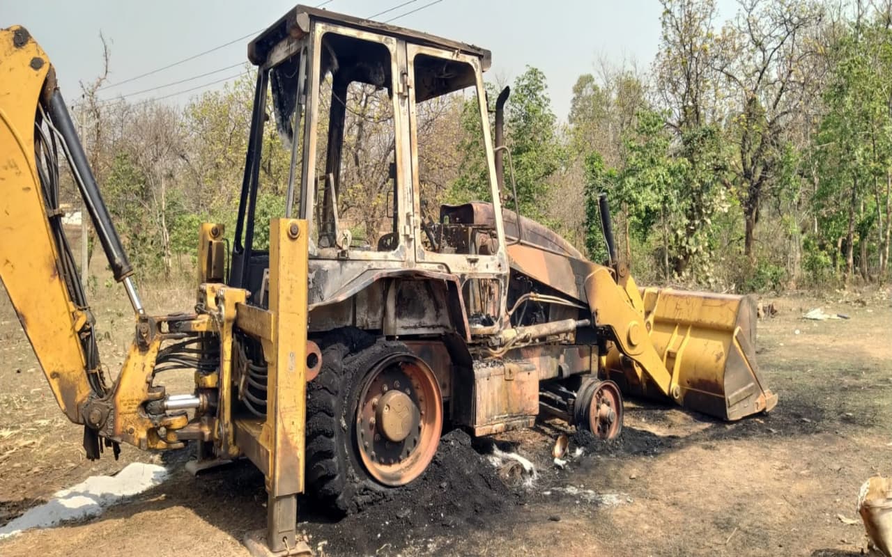 बोकारो में उग्रवादियों का तांडव, एक JCB और चार ट्रैक्टर को फूंका, दहशत में लोग