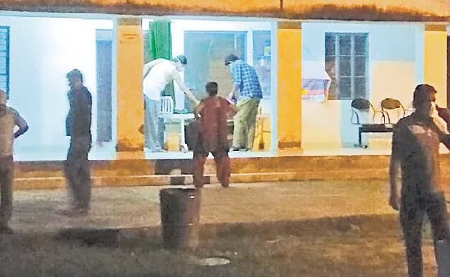 Coronavirus In Bihar : कोराेना जांच लैब 
भवन में काेरेंटिन है संक्रमित स्वास्थ्यकर्मी, बाहर निकलकर परिजनों से करता है मुलाकात…