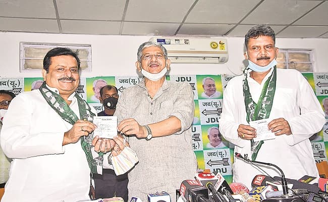 जदयू में शामिल हुए पूर्व डीजी सुनील कुमार और राजद के पूर्व राष्ट्रीय सचिव हर्षवर्धन सिंह, ललन सिंह बोले- राजद में मची है भगदड़