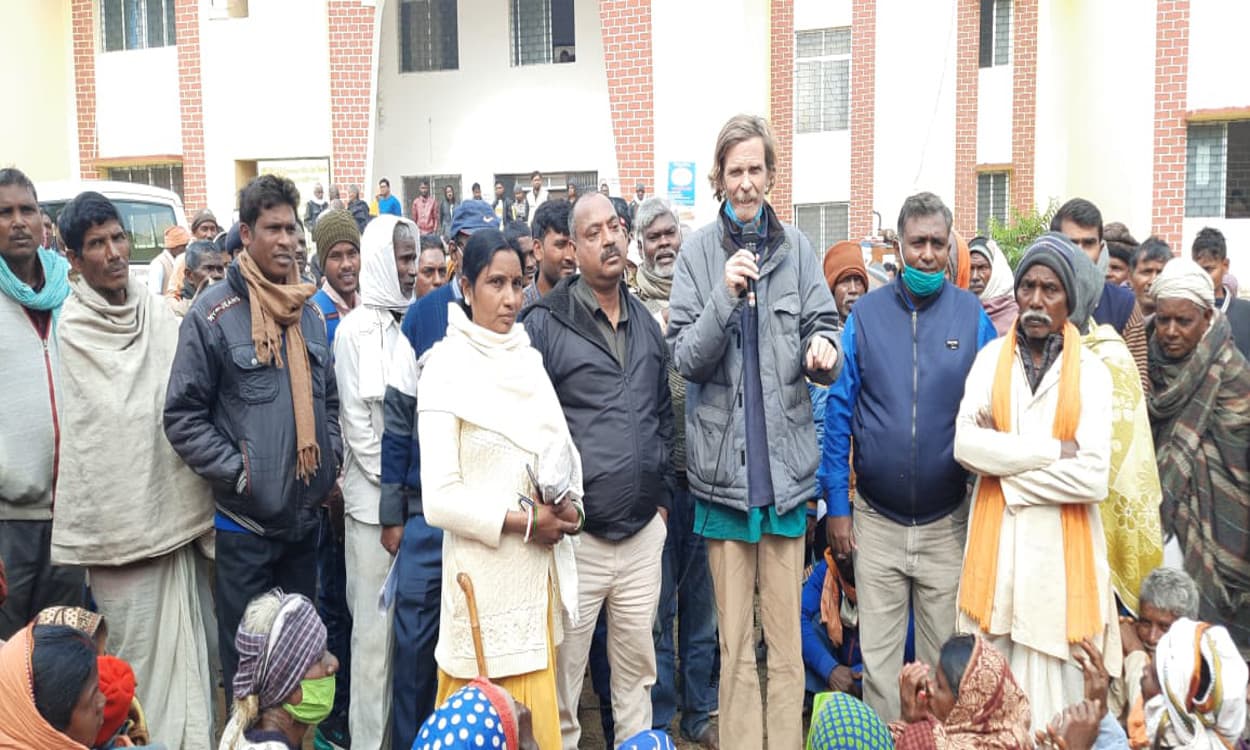 6 महीने से लाभुकों को नहीं मिल रही पेंशन, विरोध में ग्रामीणों का बरवाडीह में धरना- प्रदर्शन, जानें क्या बोलें ज्यां द्रेंज