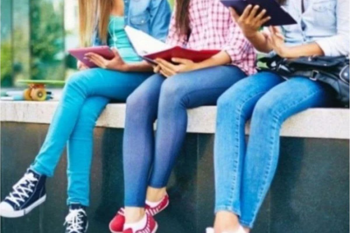 कॉलेज में फटी जींस पहनकर आने की अनुमति नहीं, बॉन्ड लिखवाकर छात्रों को दिया जा रहा दाखिला