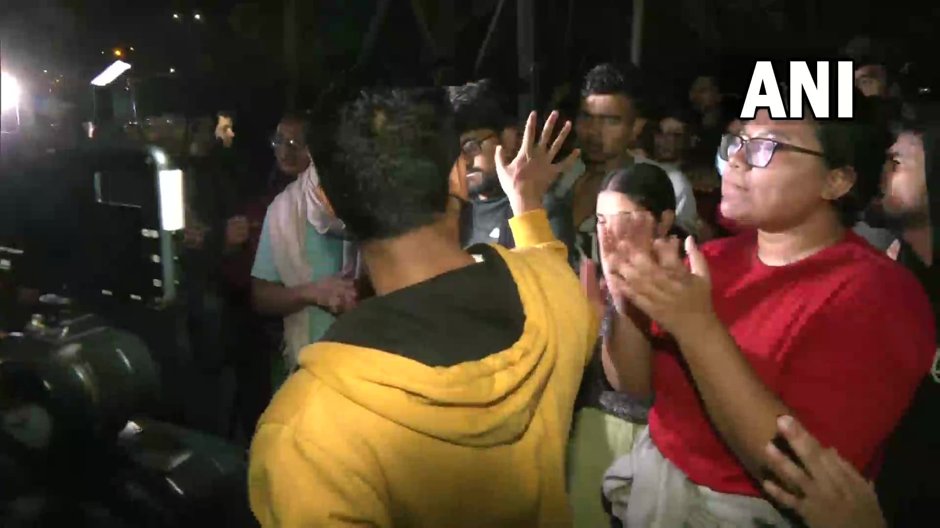 JNU में BBC की डाक्यूमेंट्री की स्क्रीनिंग को लेकर बवाल, सड़कों पर उतरे छात्र, थाना के बाहर भी प्रदर्शन