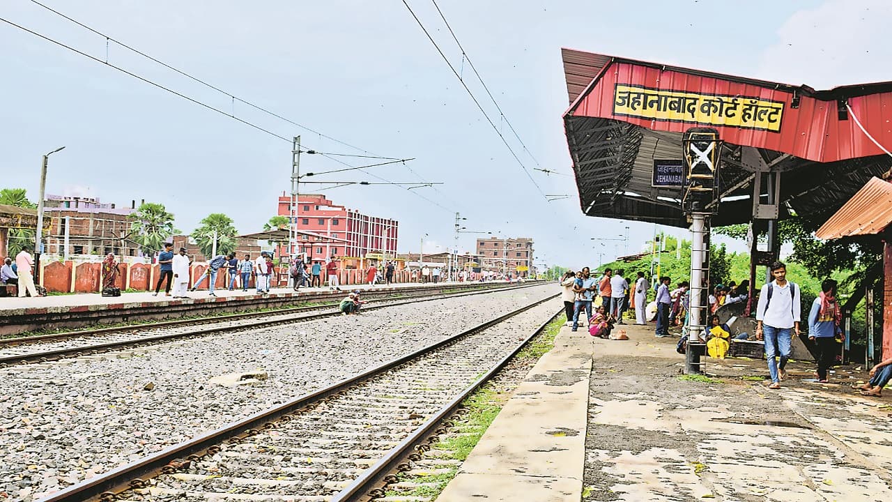 जहानाबाद कोर्ट हाॅल्ट पर यात्री सुविधाओं का है अभाव, गर्मी या बरसात खुले में इंतजार करते हैं यात्री