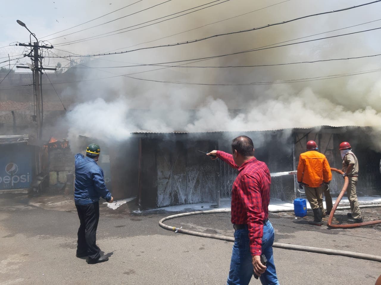 बिष्टुपुर बाजार में लगी आग, 10 से 12 दुकानें जली