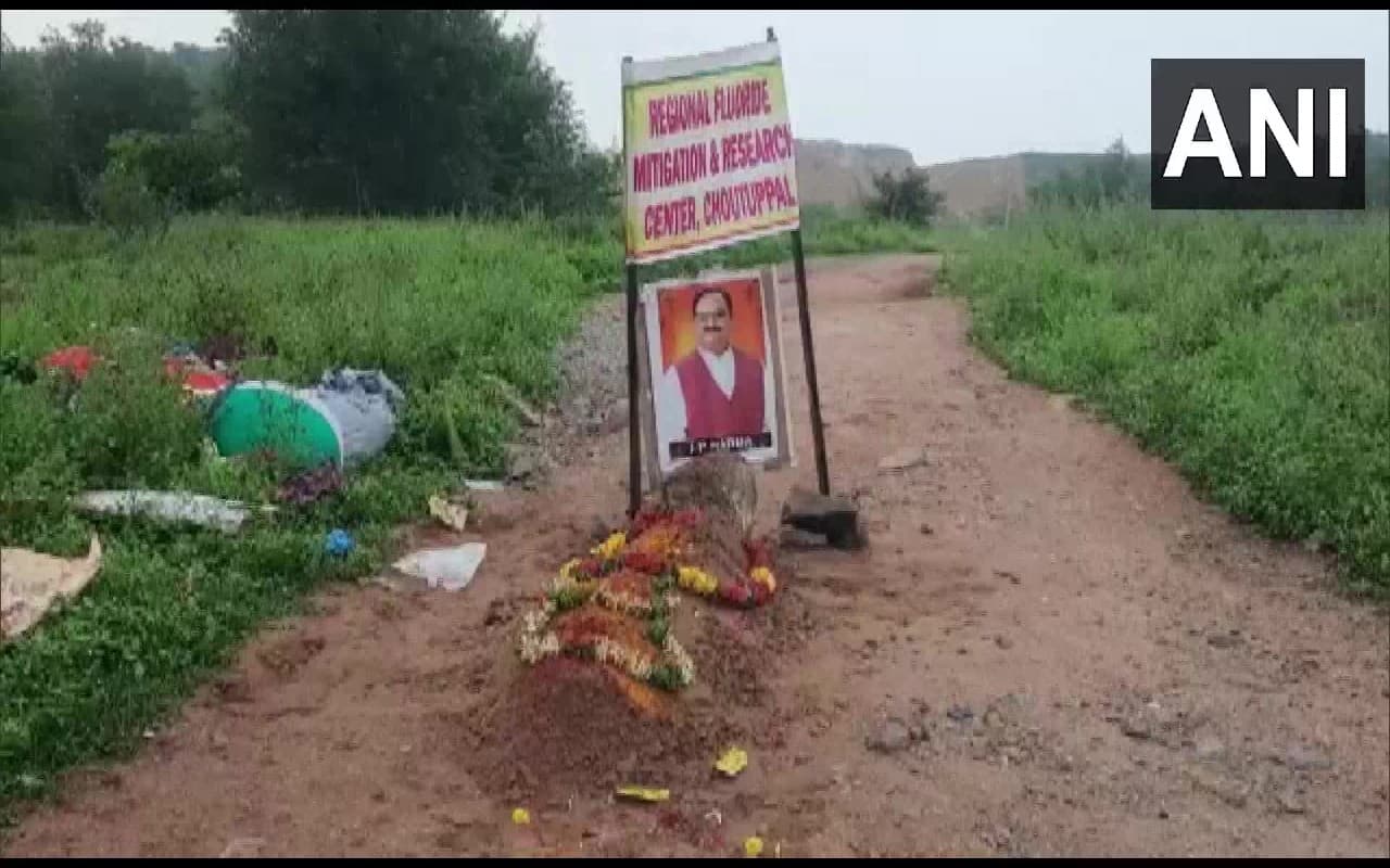 जेपी नड्डा की खोदी कब्र, तेलंगाना के नलगोंडा जिले में लोगों ने विरोध का अजीबोगरीब तरीका अपनाया