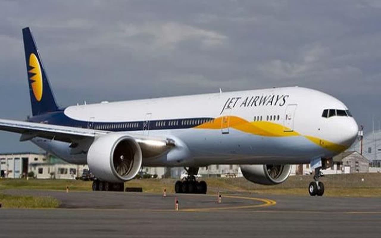 Jet Airways: उड़ान भरने से पहले कंपनी में सैलरी कटौती शुरू, बिना वेतन छुट्टी पर भेजे जाएंगे कई स्टाफ