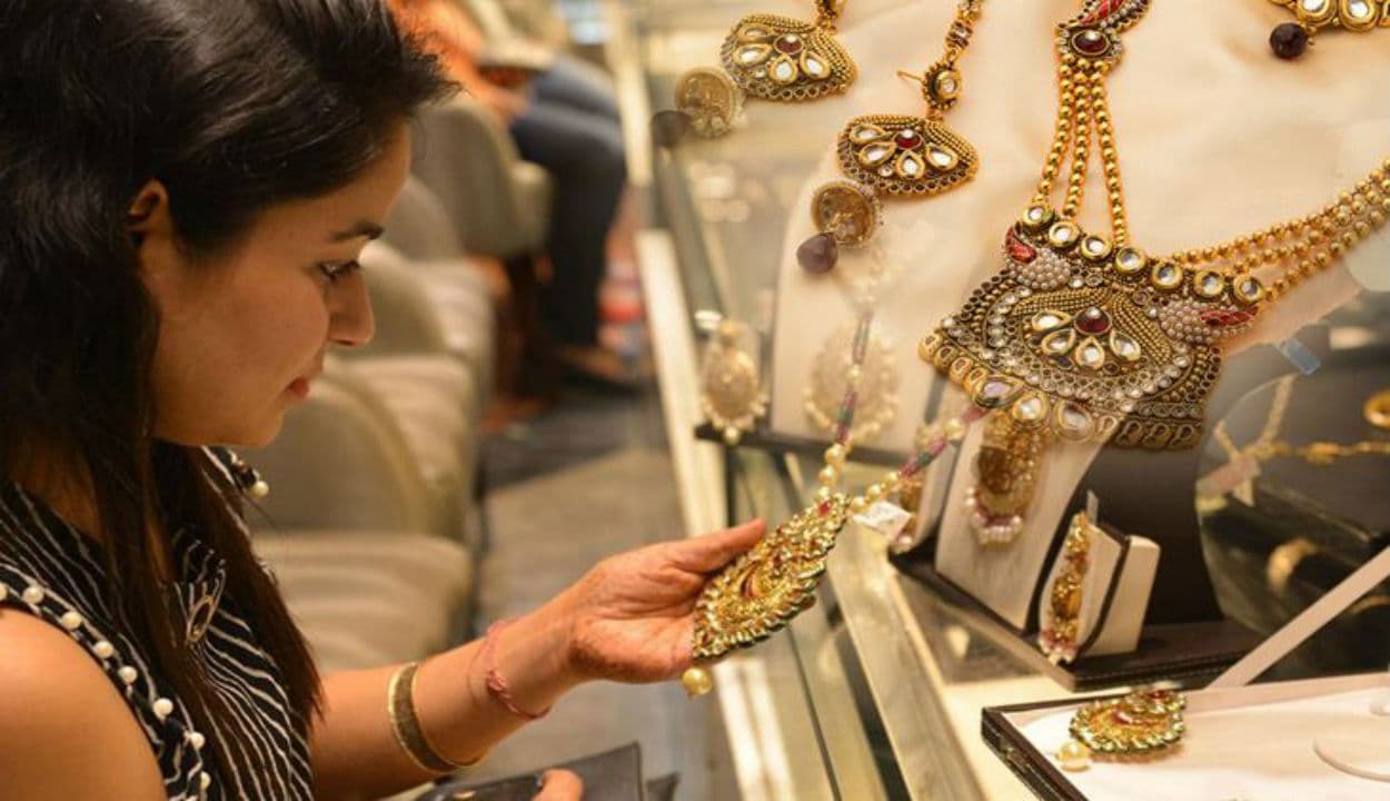 Gold Price Today: क्यों गिर रही है सोने की कीमत, चांदी की और बढ़ी चमक