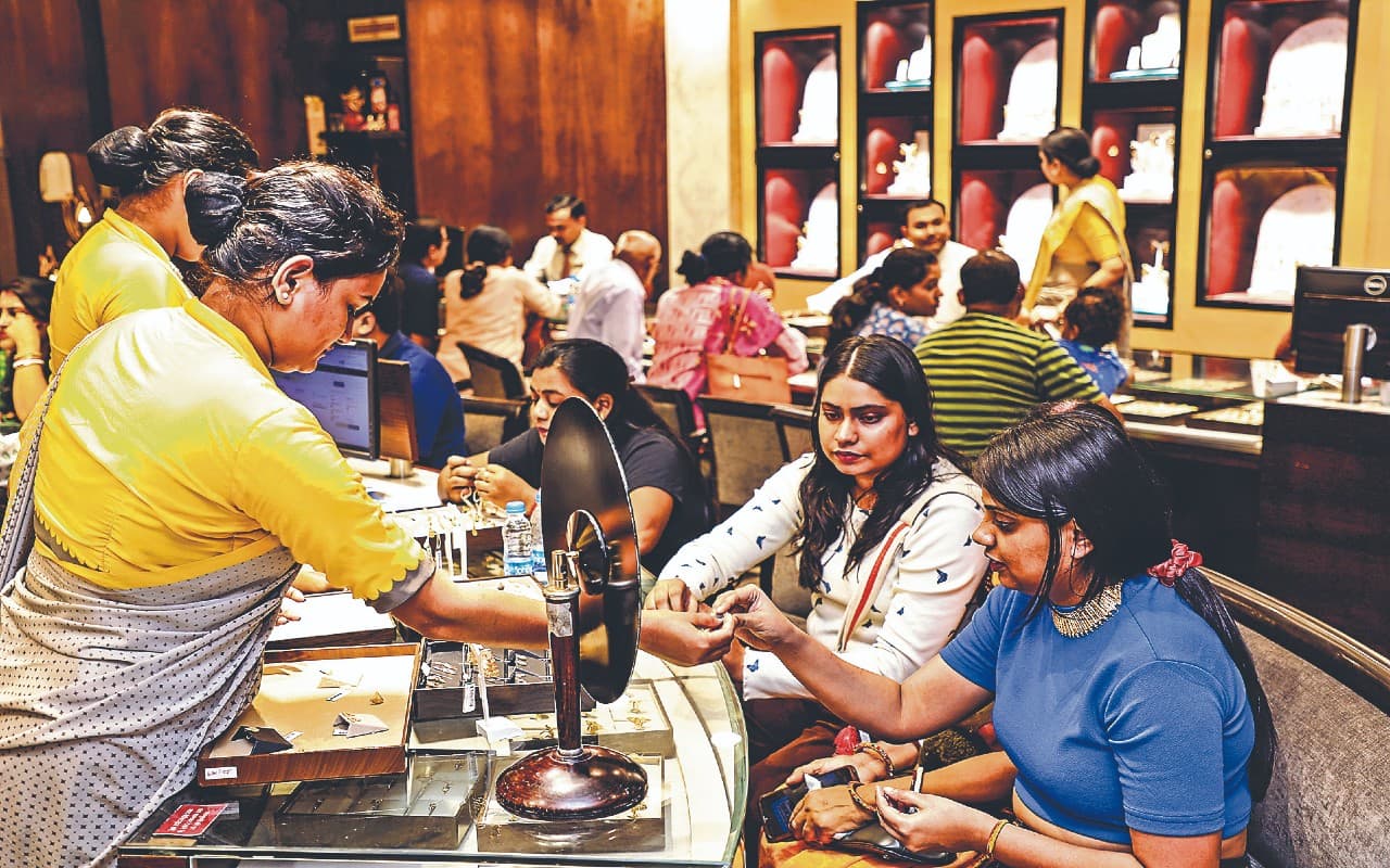 Dhanteras 2022: ज्वेलरी शॉप में फुटफॉल बढ़ा, खूब हो रही है धनतेरस की प्री-बुकिंग